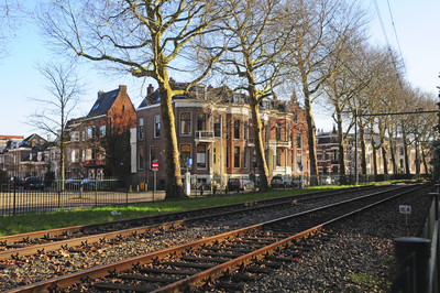900151 Gezicht op de Oosterspoorweg te Utrecht, met op de achtergrond de huizen Wolter Heukelslaan 69 -lager en links ...